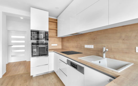 Zděný byt 2+1 s prostorným balkonem