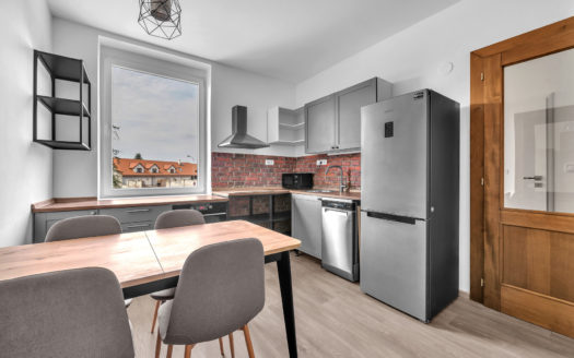 Moderní a tichý byt 2+kk s balkonem, zahradou a parkováním