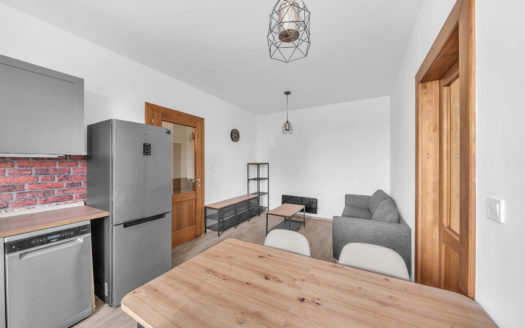 Moderní a tichý byt 2+kk s balkonem, zahradou a parkováním