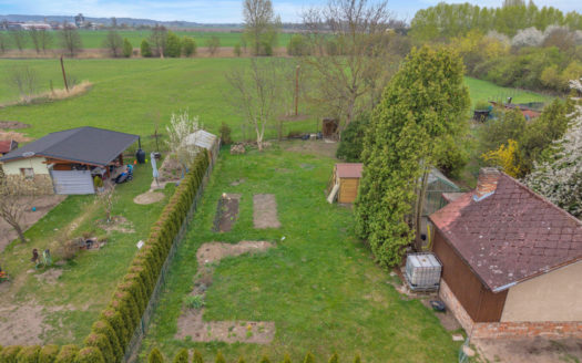 Slunný pozemek (353 m²) se sítěmi – Hradec Králové, Pouchov