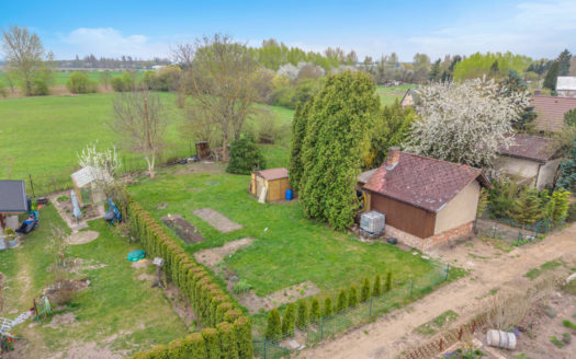 Slunný pozemek (353 m²) se sítěmi – Hradec Králové, Pouchov