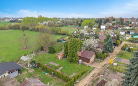 Slunný pozemek (353 m²) se sítěmi – Hradec Králové, Pouchov