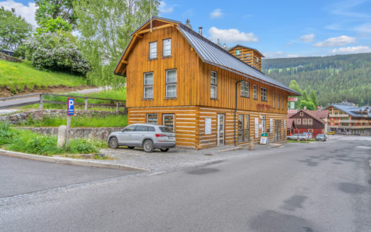 Prostorný horský byt 4+kk (120 m2) s krbem a parkováním – Pec pod Sněžkou